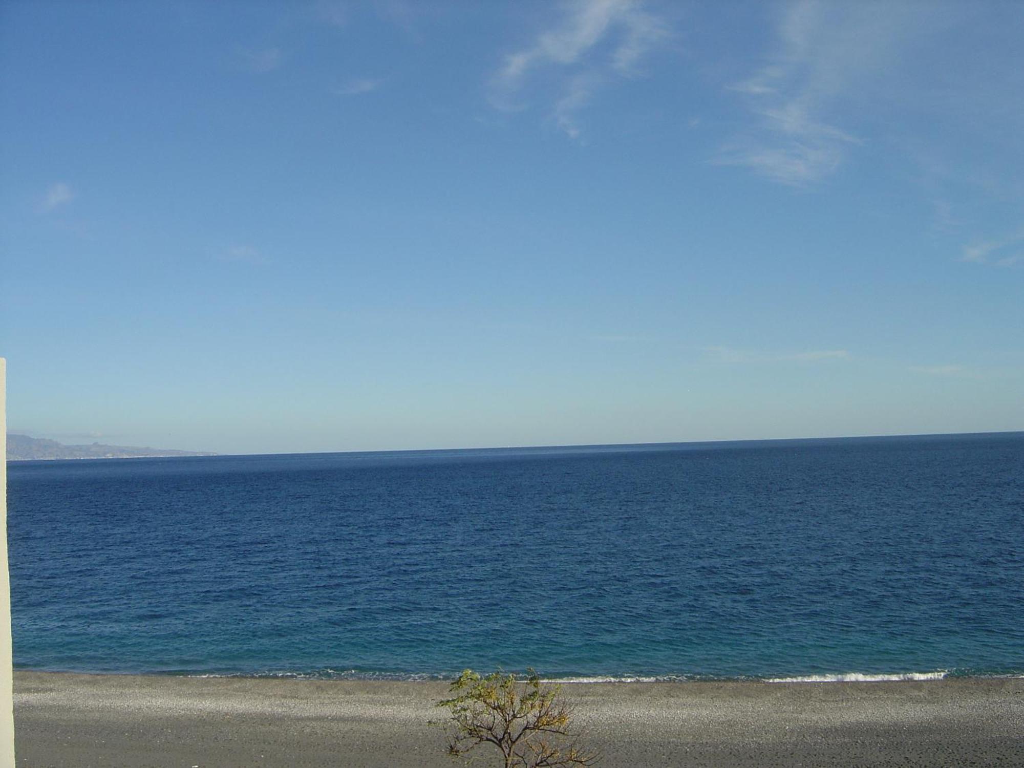 Mirone Apartment Fronte Mare Beachfront House Roccalumera Exterior foto
